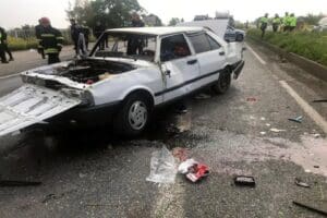 Manisa'nın Şehzadeler il&ccedil;esinde, karşı şeride ge&ccedil;erek devrilen otomobildeki Bayram Yel