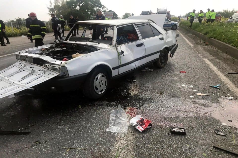Manisa'nın Şehzadeler il&ccedil;esinde, karşı şeride ge&ccedil;erek devrilen otomobildeki Bayram Yel