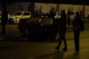 İzmir'in Bayraklı il&ccedil;esinde s&uuml;r&uuml;c&uuml; Anıl Kemerci'nin (26) hayatını kaybettiği, yanındaki