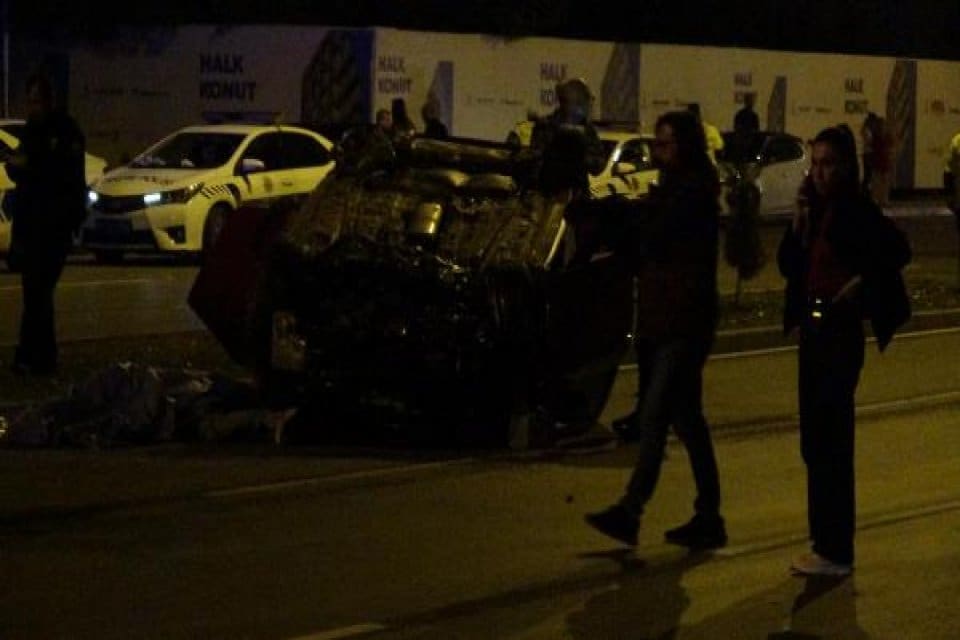 İzmir'in Bayraklı il&ccedil;esinde s&uuml;r&uuml;c&uuml; Anıl Kemerci'nin (26) hayatını kaybettiği, yanındaki