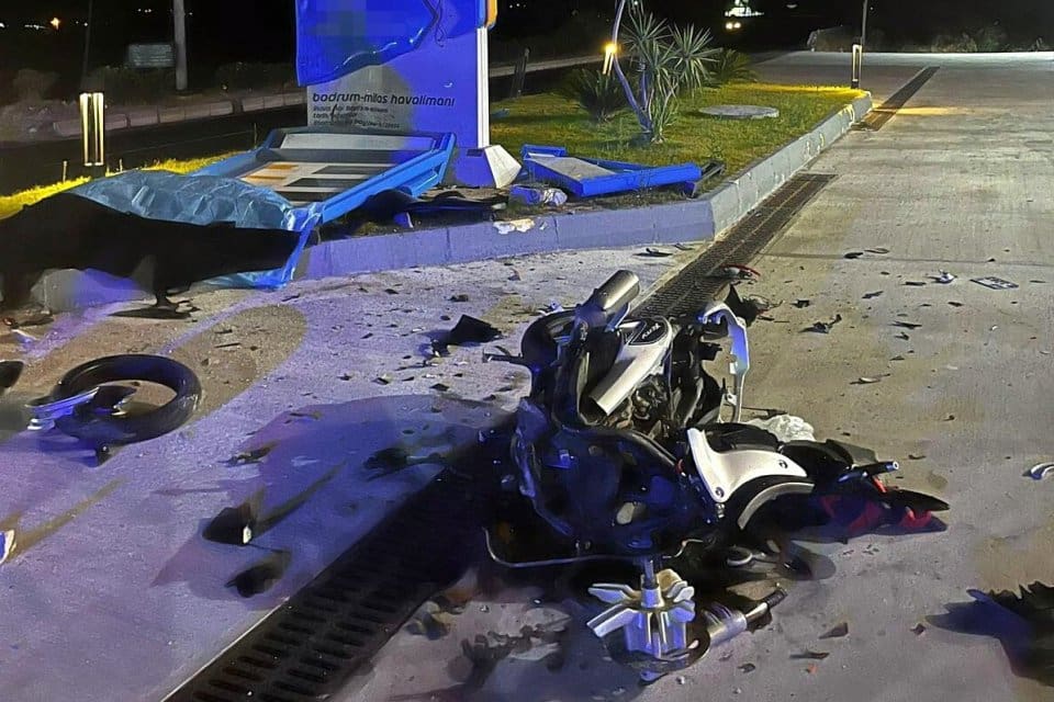 Muğla'nın Milas il&ccedil;esinde, bir akaryakıt istasyonunun tabelasına &ccedil;arpan motosikletin s&uuml;r&uuml;c&uuml;s&uuml;