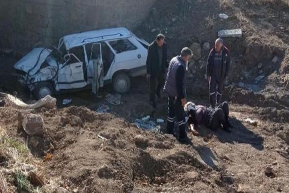 Niğde'de Sıtkı G&uuml;m&uuml;ş'&uuml;n (73), araca &ccedil;arpmamak i&ccedil;in manevra yaptığı otomobil,