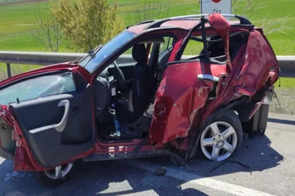 Konya&rsquo;nın Kadınhanı il&ccedil;esinde aynı y&ouml;ne giden iki otomobilin &ccedil;arpıştığı kazada