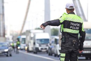 Yılbaşıyla birlikte trafik cezaları da zamlandı. Kurallara uymayan trafik magandalarına