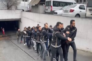 Kağıthane'de otomobiliyle trafik ışıklarında bekleyen kişinin motosikletli 2 şüpheli tarafından