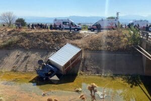 Manisa'da, kamyonetle&nbsp;&ccedil;arpışan&nbsp;motosikletin s&uuml;r&uuml;c&uuml;s&uuml;&nbsp;Ferdi Badan (35) yaşamını yitirirken, arkasında oturan&nbsp;babası Devran