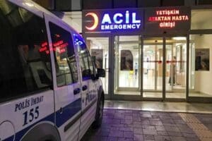 Van'da trafik kazasında yaralanan kişi, 4 sağlık &ccedil;alışanıyla bir polisi