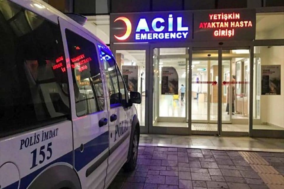 Van'da trafik kazasında yaralanan kişi, 4 sağlık &ccedil;alışanıyla bir polisi