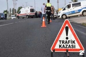Adana'nın Ceyhan il&ccedil;esinde kazaya m&uuml;dahale edip trafiği y&ouml;nlendiren polis memuru