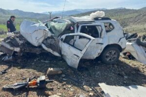 Şırnak'ın Uludere ilçesinde TIR ile otomobil çarpıştı. Kazada otomobildeki çift