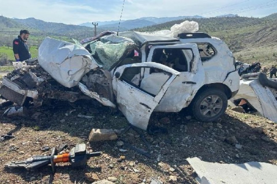 Şırnak'ın Uludere ilçesinde TIR ile otomobil çarpıştı. Kazada otomobildeki çift