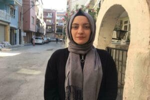 İzmir'in Karabağlar il&ccedil;esinde, yolun karşısına ge&ccedil;mek isteyen Rabia Yılmaz (23)