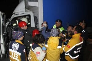 Manisa'nın Kula il&ccedil;esinde, TIR'a arkadan &ccedil;arpan kamyonetteki 1 kişi yaşamını