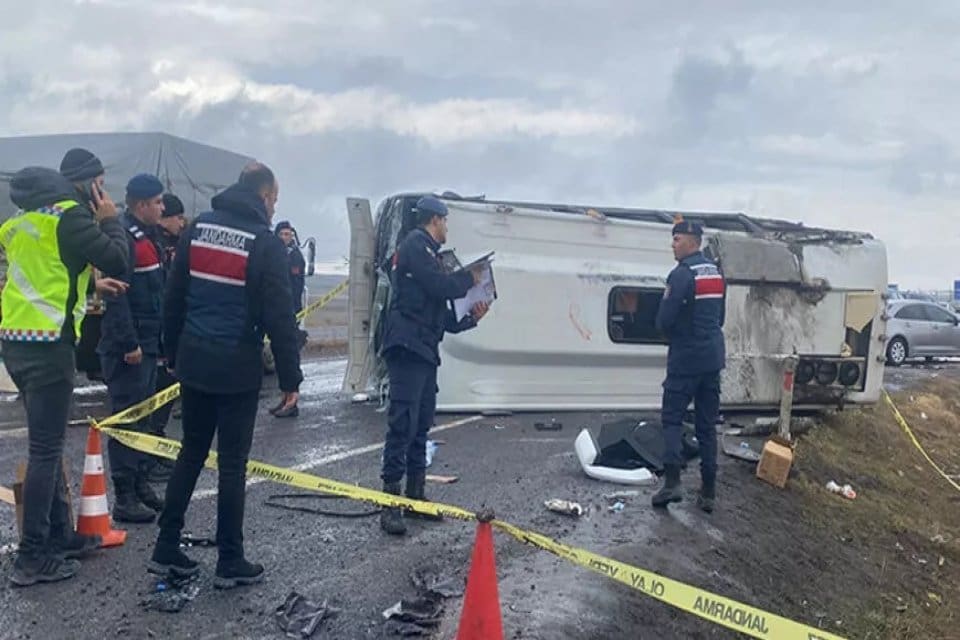 Niğde'de, tur midib&uuml;s&uuml;n&uuml;n devrildiği kazada, 1 kişi &ouml;ld&uuml;, 27 kişi