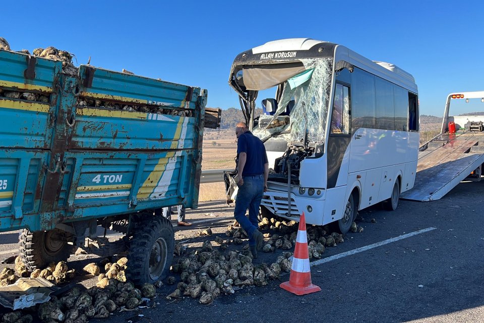K&uuml;tahya&rsquo;da iş&ccedil;i servis midib&uuml;s&uuml;, &ouml;n&uuml;nde giden pancar y&uuml;kl&uuml; trakt&ouml;re &ccedil;arptı.