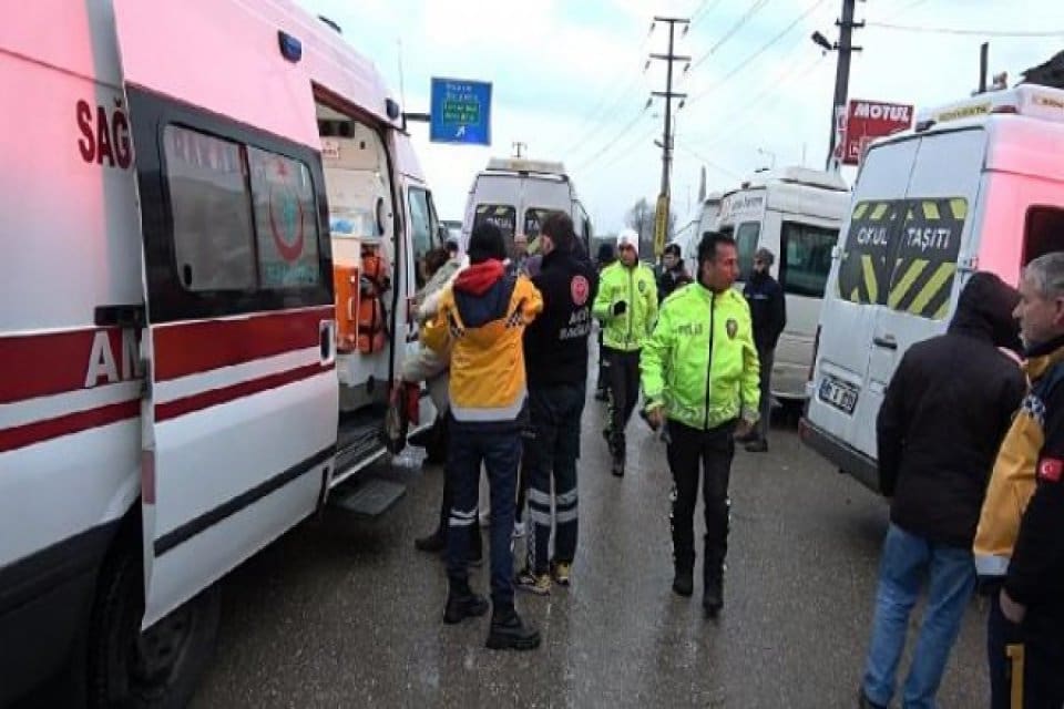 D&uuml;zce'de 1 TIR ile 3 servis minib&uuml;s&uuml;n&uuml;n karıştığı zincirleme kazada,