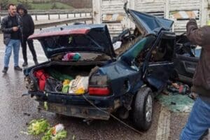Balıkesir-Manisa karayolunda otomobilin aynı y&ouml;nde ilerleyen kamyona arkadan &ccedil;arpması sonucu