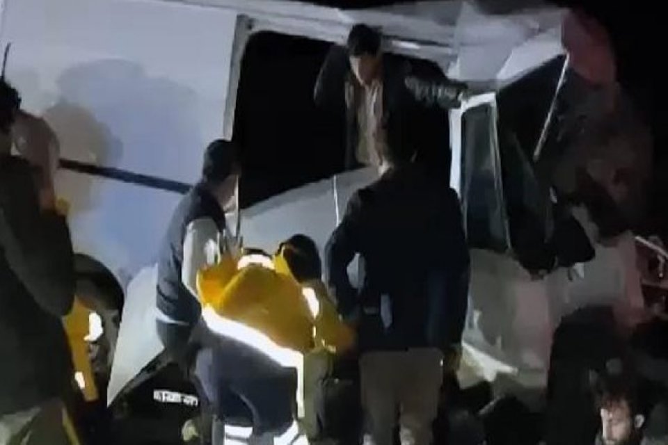 Ankara'da ka&ccedil;ak g&ouml;&ccedil;menleri taşıyan minib&uuml;s, &ouml;nce kaza yapan bir otomobile