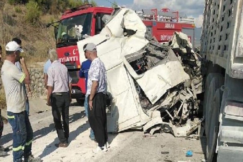 Adana'nın Karaisalı il&ccedil;esinde, 2 TIR ve hafif ticari aracın &ccedil;arpışması