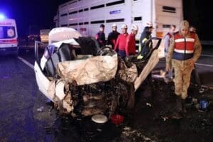 Şanlıurfa'da, otoyalda 'U' d&ouml;n&uuml;ş&uuml; yapan &ccedil;ekiciye &ccedil;arpan otomobildeki 4 kişi