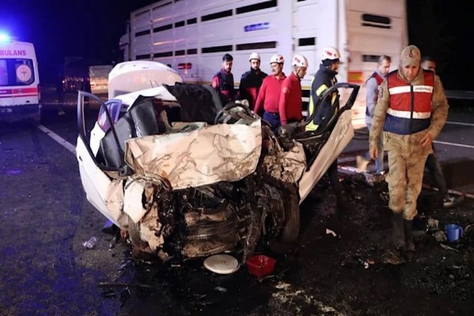 Şanlıurfa'da, otoyalda 'U' d&ouml;n&uuml;ş&uuml; yapan &ccedil;ekiciye &ccedil;arpan otomobildeki 4 kişi