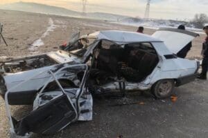 K&uuml;tahya'nın Tavşanlı il&ccedil;esinde, 2 otomobilin &ccedil;arpıştığı kazada, s&uuml;r&uuml;c&uuml;ler dahil 5