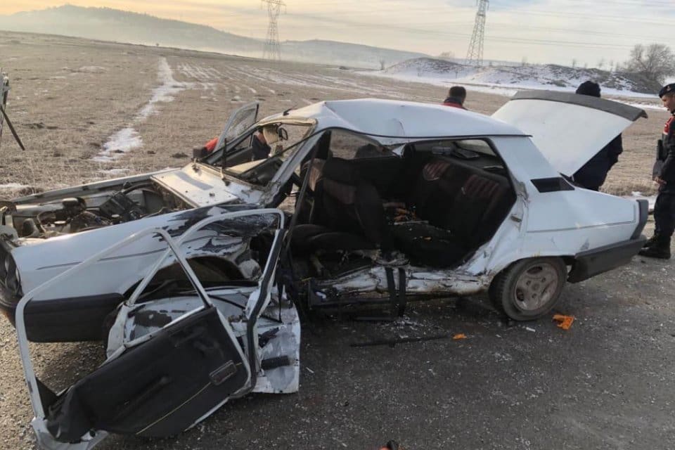 K&uuml;tahya'nın Tavşanlı il&ccedil;esinde, 2 otomobilin &ccedil;arpıştığı kazada, s&uuml;r&uuml;c&uuml;ler dahil 5