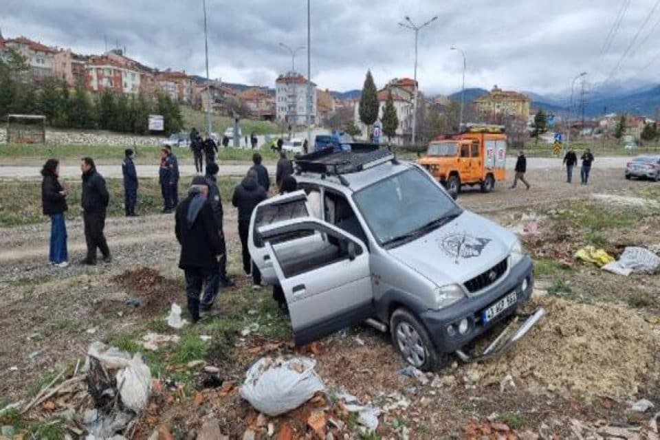 K&uuml;tahya&rsquo;nın Domani&ccedil; il&ccedil;esinde cip ve otomobilin &ccedil;arpışması sonucu meydana gelen