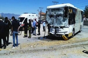 Karaman'da belediye otob&uuml;s&uuml; ile saman y&uuml;kl&uuml; kamyonun &ccedil;arpıştığı kazada 7