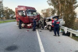 Aydın'ın S&ouml;ke il&ccedil;esinde, s&uuml;r&uuml;c&uuml;s&uuml;n&uuml;n kontrol&uuml;n&uuml; kaybettiği&nbsp;TIR, karşı şeride ge&ccedil;erek cip