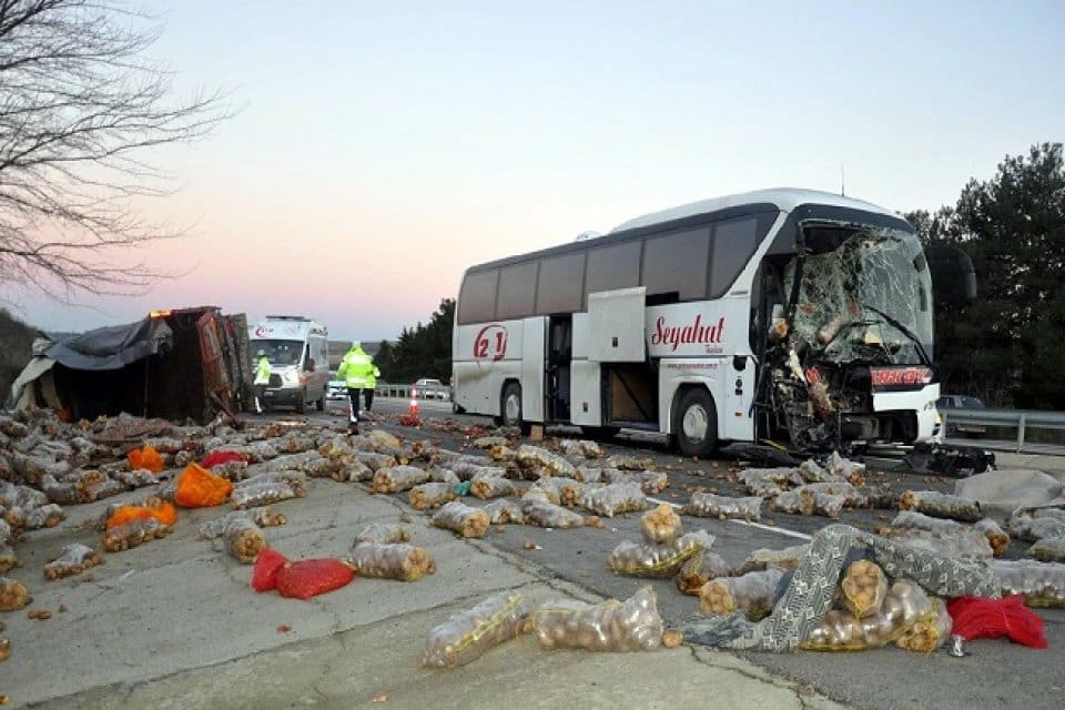 Tekirdağ'ın Malkara il&ccedil;esinde yolcu otob&uuml;s&uuml; ile kamyonun &ccedil;arpıştığı kazada 1