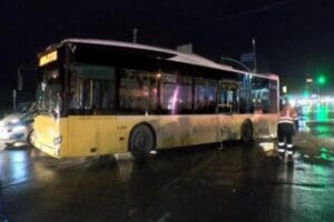 Arnavutk&ouml;y'de iddiaya g&ouml;re ters şeritten yola giren İETT otob&uuml;s&uuml;yle minib&uuml;s