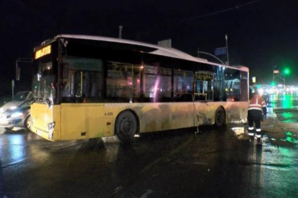 Arnavutk&ouml;y'de iddiaya g&ouml;re ters şeritten yola giren İETT otob&uuml;s&uuml;yle minib&uuml;s