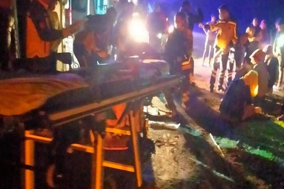 Hatay'ın D&ouml;rtyol il&ccedil;esinde, tarım iş&ccedil;ilerinin taşındığı servis midib&uuml;s&uuml;n&uuml;n kontrolden &ccedil;ıkıp,