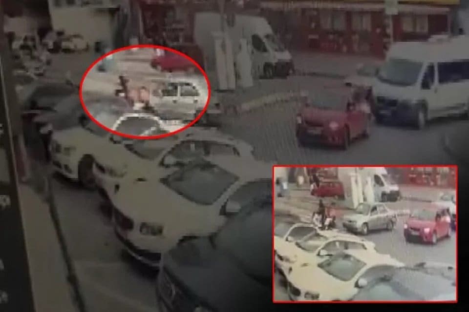 Ataşehir'de otomobil s&uuml;r&uuml;c&uuml;s&uuml;n&uuml;n trafikte tartıştığı motosikletli kuryeye &uuml;st &uuml;ste 2
