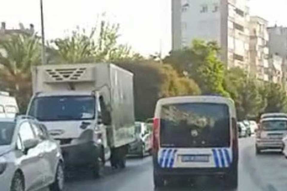 İZMİR&rsquo;de doğum sancısı tutan kadın, yoğun trafik nedeniyle hastaneye yetişmekte