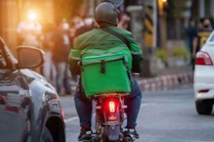Sipariş yetiştirmeye çalışırken trafik kurallarını hiçe sayan motokuryeler her gün