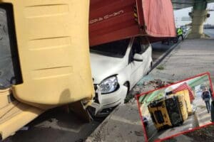 Bakırk&ouml;y'de &uuml;st ge&ccedil;ide &ccedil;arpıp devrilen&nbsp;TIR&nbsp;dorseni altında kalan otomobilin s&uuml;r&uuml;c&uuml;s&uuml; şans