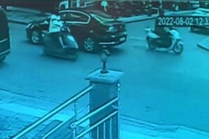 İstanbul Ataşehir'de bir otomobil s&uuml;r&uuml;c&uuml;s&uuml;, trafikte tartıştığı motosikletliyi silahla bacağından