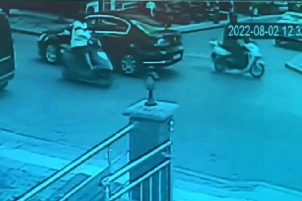 İstanbul Ataşehir'de bir otomobil s&uuml;r&uuml;c&uuml;s&uuml;, trafikte tartıştığı motosikletliyi silahla bacağından