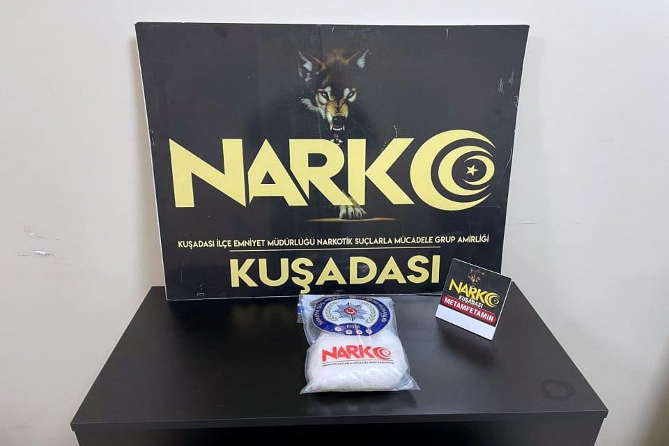 Aydın'ın Kuşadası il&ccedil;esinde durdurulan otomobilde 513 gram metamfetamin ele ge&ccedil;irildi,
