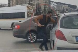 Ankara'da trafikte ışık ihlali yaptığı i&ccedil;in kendisini uyaran s&uuml;r&uuml;c&uuml;ye &ccedil;eki&ccedil;le