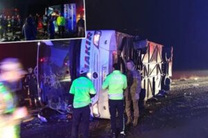 Diyarbakır'ın Silvan il&ccedil;esinde yolcu otob&uuml;s&uuml;n&uuml;n devrilmesi sonucu 5 kişi hayatını