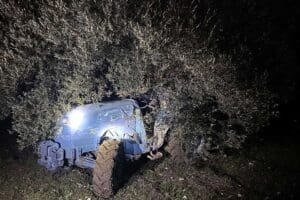 Manisa'nın Soma il&ccedil;esinde, ağa&ccedil; ile trakt&ouml;r&uuml;n arasına sıkışan &ccedil;ift&ccedil;i Adem