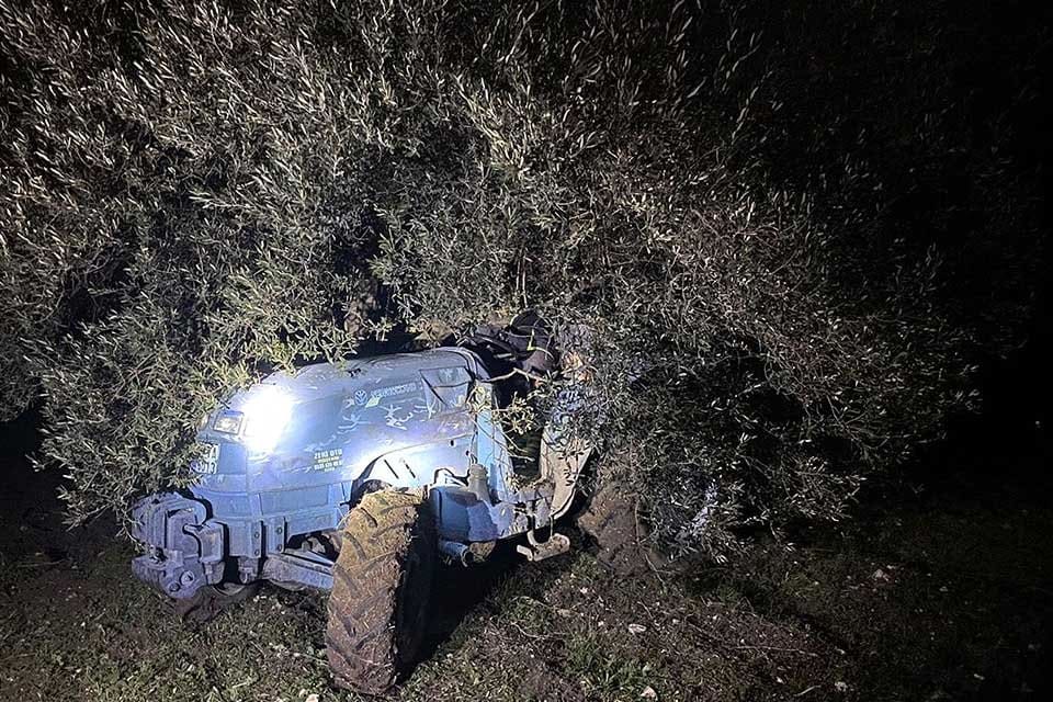 Manisa'nın Soma il&ccedil;esinde, ağa&ccedil; ile trakt&ouml;r&uuml;n arasına sıkışan &ccedil;ift&ccedil;i Adem