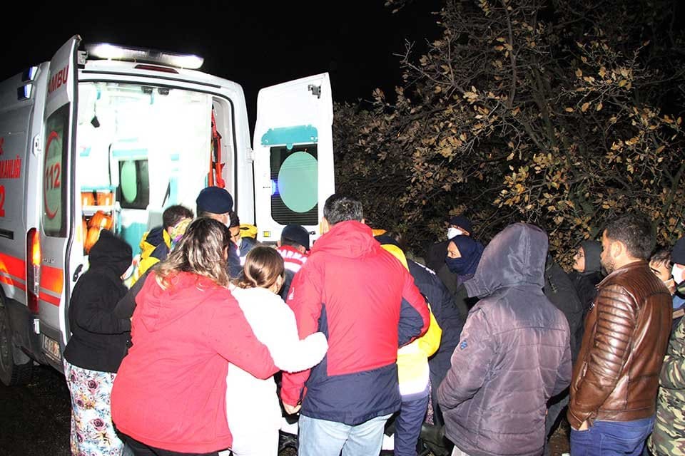 Manisa'nın Kula il&ccedil;esinde seyir halindeki trakt&ouml;r yağışlı havanın da etkisiyle