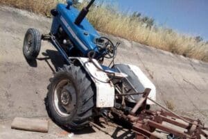 Manisa'nın Salihli il&ccedil;esinde, boş sulama kanalına devrilen trakt&ouml;r&uuml;n ağır yaralanan