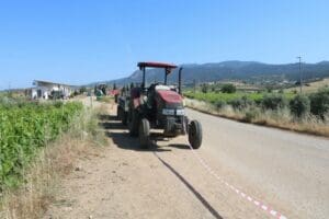 Manisa'nın Turgutlu il&ccedil;esinde, trakt&ouml;r&uuml;n r&ouml;morkundan d&uuml;ş&uuml;p, tekerleğin altında kalan mevsimlik