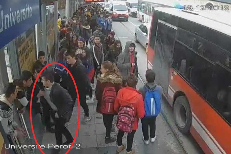 İzmir'in Konak ilçesinde 2018 yılında tramvay beklerken darbedilen Deniz Ulaş