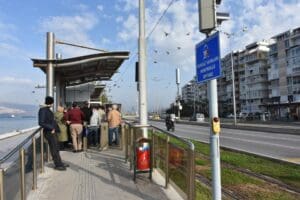 İzmir'de&nbsp;g&ouml;revli olduğu tramvay k&ouml;pr&uuml; durağında tuvalet olmadığı i&ccedil;in ihtiyacı nedeniyle